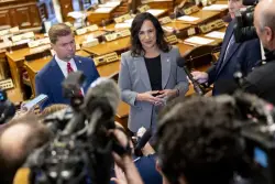 Minnesota lawmakers lightly jog to legislative finish line with no budget in place